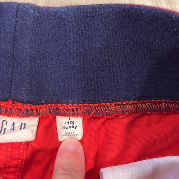 Two pair of gap size 10 husky tan and bright red shorts with pockets - Picture 3 of 7